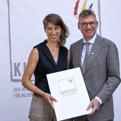 Die Preisträgerin Sarah Fischer und Thomas Flemming, Vorsitzender der Vorstände der Mecklenburgischen Versicherungsgruppe