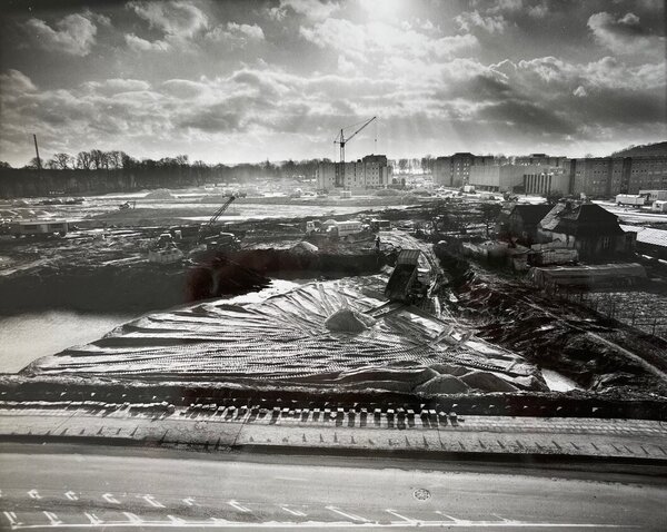Foto von Nord mit Blick Richtung Tollensesee &uuml;ber das Baufeld der Hochschule, bzw. das Rostocker Viertel, vmtl. Oktober/November 1989
