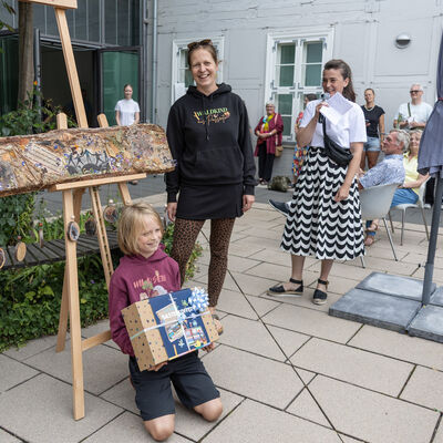 Ein Bastelkoffer f�r die Gewinner des Kinderkunstpreises � Lothar Vohs