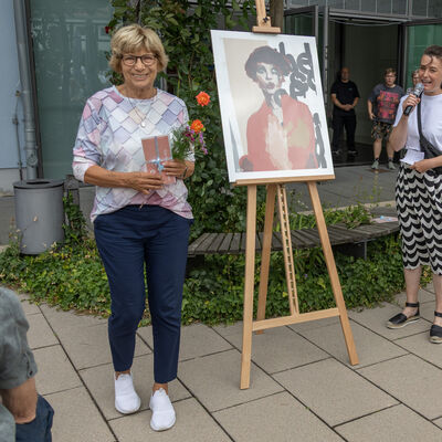 In Vertretung nahm eine Verwandte den 3 Publikumspreis f�r D�rte Alhgrimm entgegen � Lothar Vohs