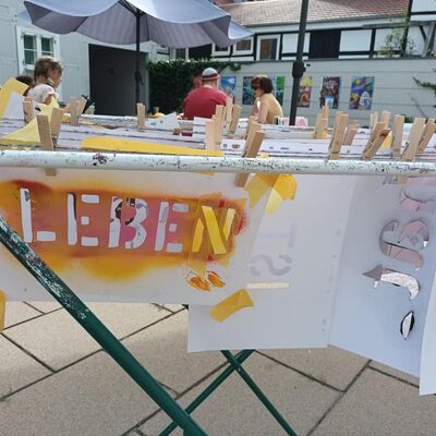 Plakataktion auf dem Innenhof � Kunstsammlung Neubrandenburg 1