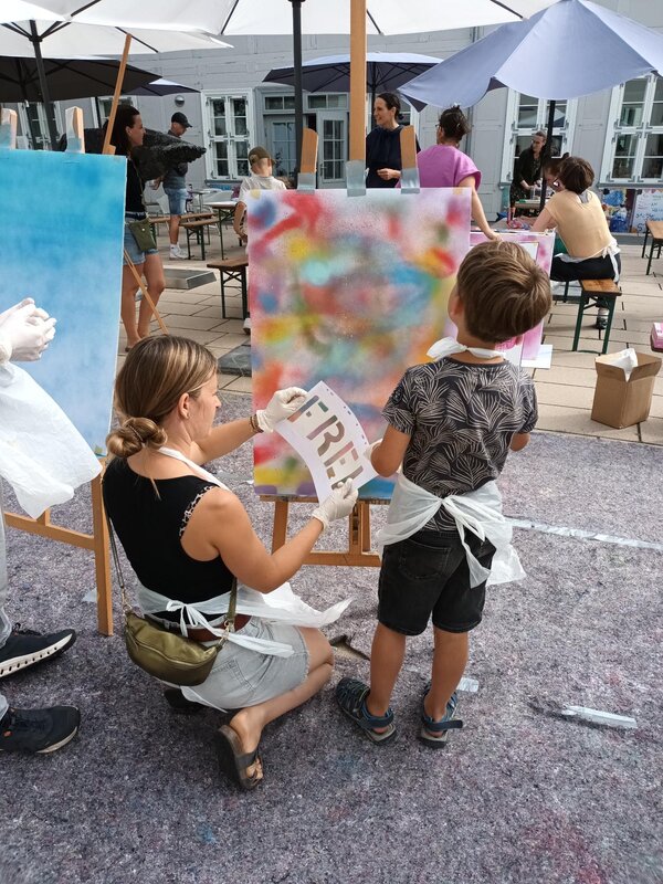Plakataktion auf dem Innenhof &copy; Kunstsammlung Neubrandenburg