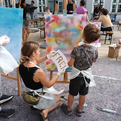 Plakataktion auf dem Innenhof � Kunstsammlung Neubrandenburg
