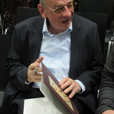Dieter Goltzsche beim Signieren seines Werkverzeichnisses