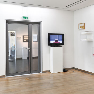 Blick in den Ausstellungsraum mit neun Kunstwerken von Christian Frosch und dem Dokumentarfilm Werkserien 2002-2021