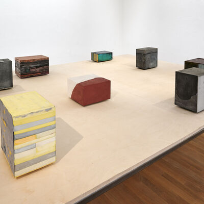 Cindy Schmiedichen, Raum III, Objekte aus Gips und Pigment aus den Jahren 2015 bis 2021