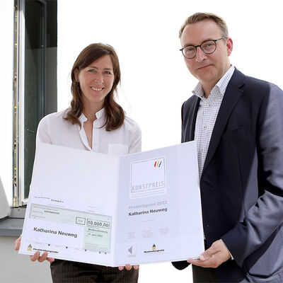 Katharina Neuweg, Kunstpreisträgerin 2022 mit Toren Grothe (Vorsitzender der Vorstände der Versicherungs­gesellschaften der Mecklenburgischen Versicherungsgruppe)