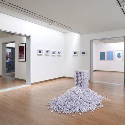 Blick in die Räume der Ausstellung »Blaue Felder über roten Wolken« von Ramona Seyfarth